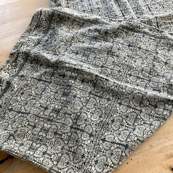 MAGNOLIA PEARL SCARF NWOT - Picture 3 of 6